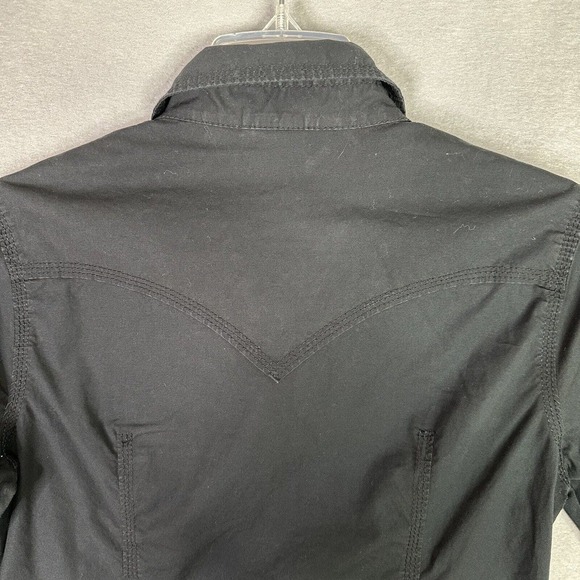 True Religion Woman Top Sz Medium Cropped Pearl Snaps Logo Pockets Raw Hem READ - Picture 7 of 14